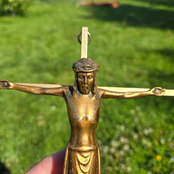 Vintage Inri Brass Tone Metal Wall Hanging Cross Crucifix - Picture 2 of 11